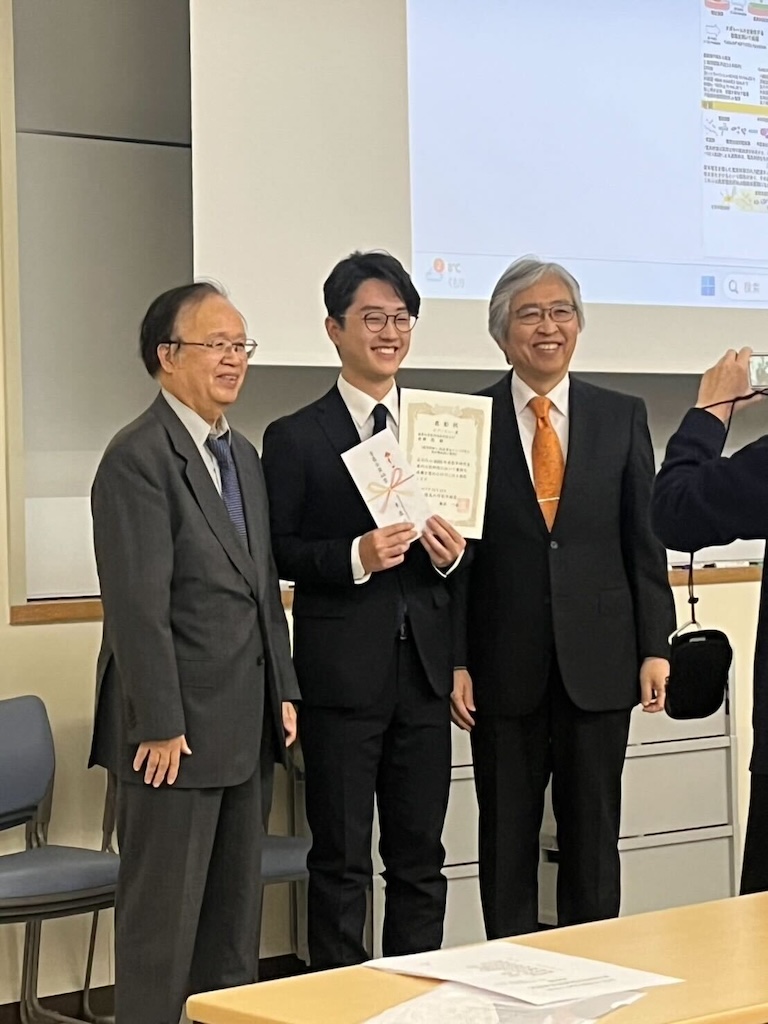 医学研究実習生の赤澤さんが、2025年度医学研究実習ポスター発表会で「ピアレビュー賞」を受賞しました。おめでとうございます！