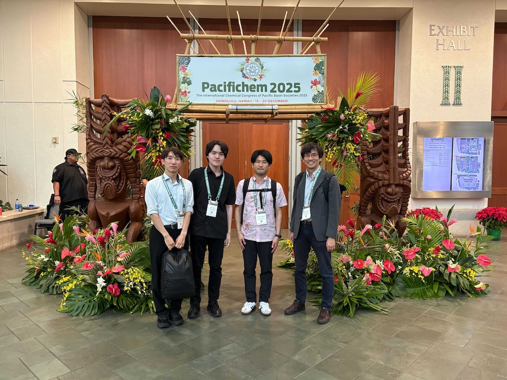 ハワイ・ホノルルで開催されたPacifichem 2025（2025年12月15日〜20日）で齋尾、川越 助教、熊代 研究員が研究発表をしました。